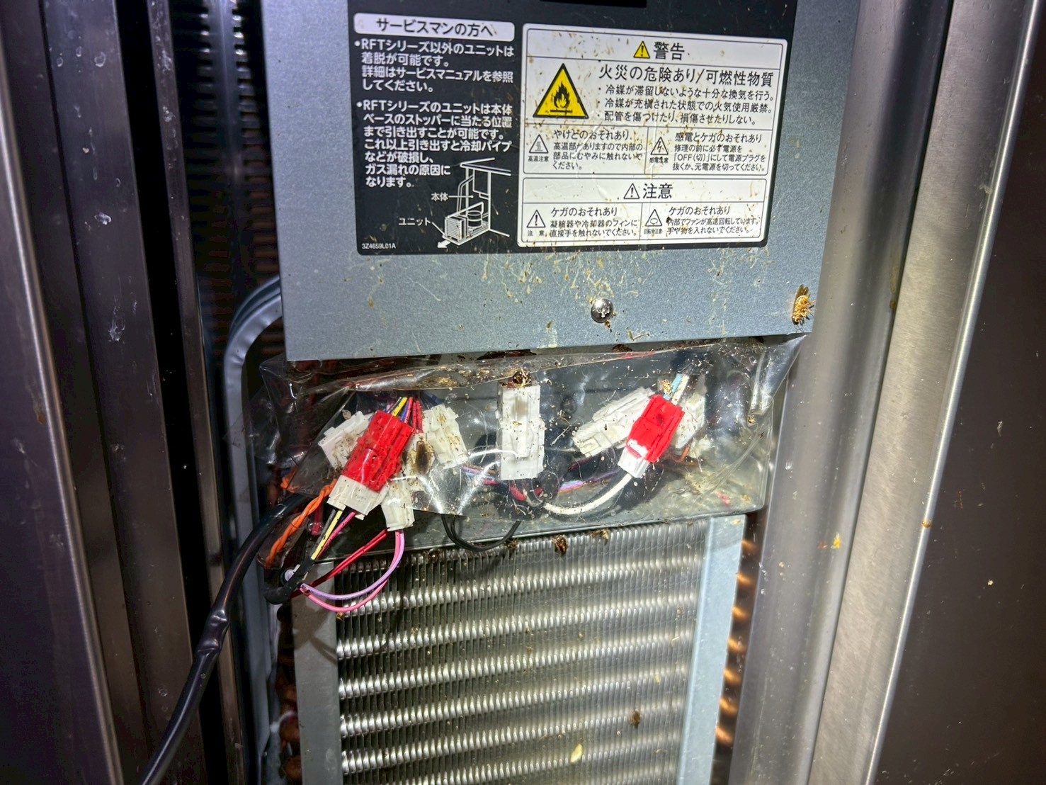 什器のモーターカバーを外した様子